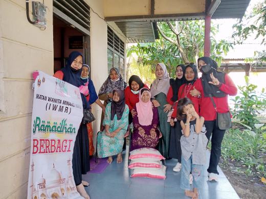 IWMR Inhil Salurkan Bantuan ke Warga Kurang Mampu dan Panti Lansia