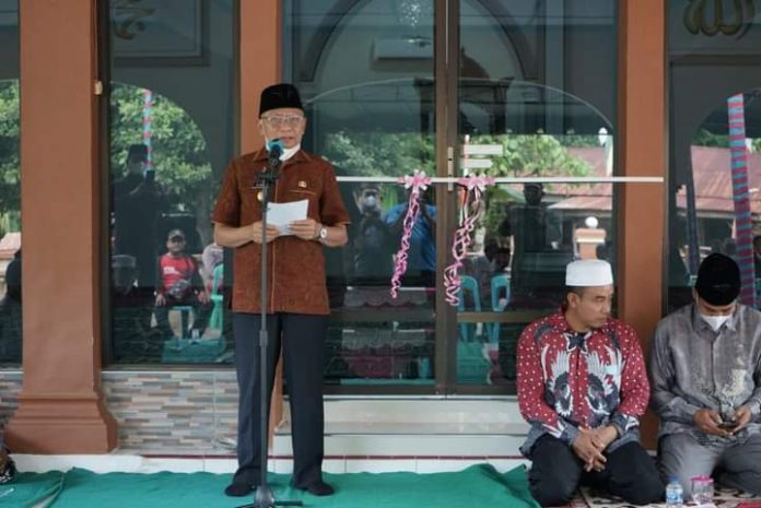 Bupati Asahan sampaikan pidatonya pada peresmian Masjid Al-Istiqomah Desa Sumber Harapan