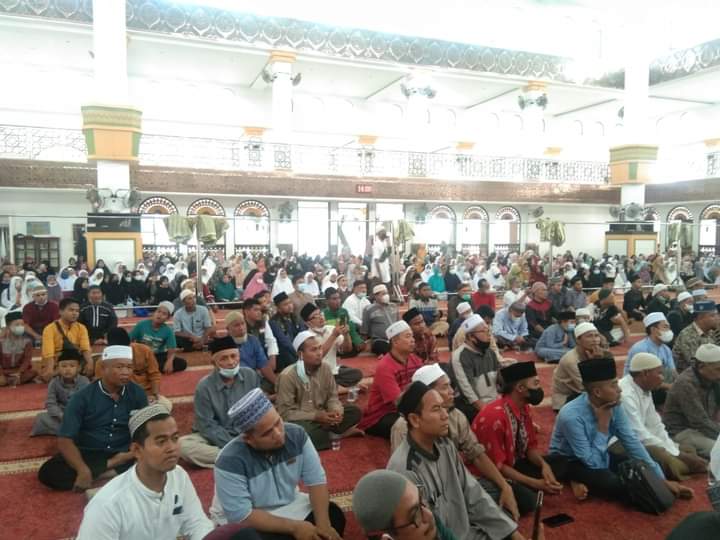 Jemaah saat mendengarkan tausiah Almukarrom Zulkifli Muhammad Ali, LC, MA