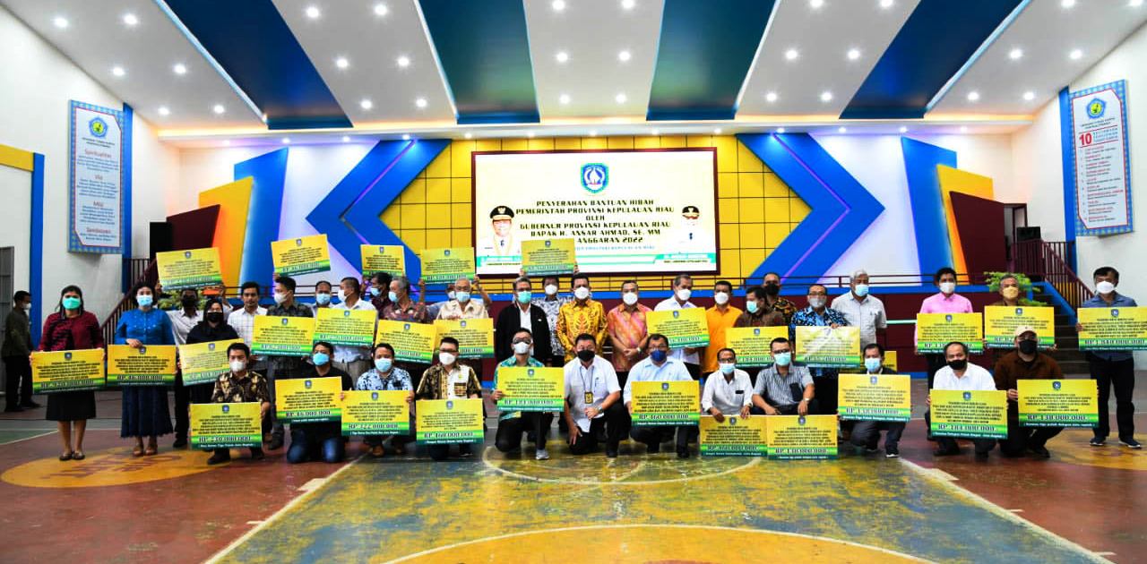 Gubernur Ansar Ahmad Serahkan Bantuan Hibah Untuk 109 Penerima se Kota Batam