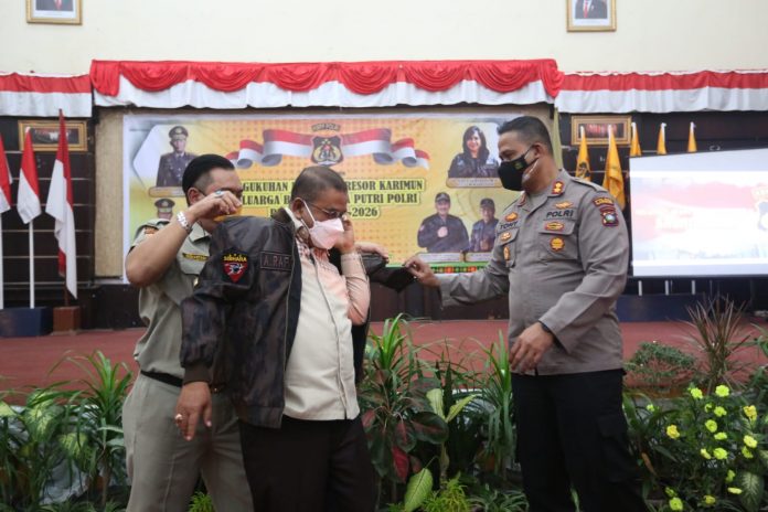 KN Bupati dapat jaket KBPP Polri