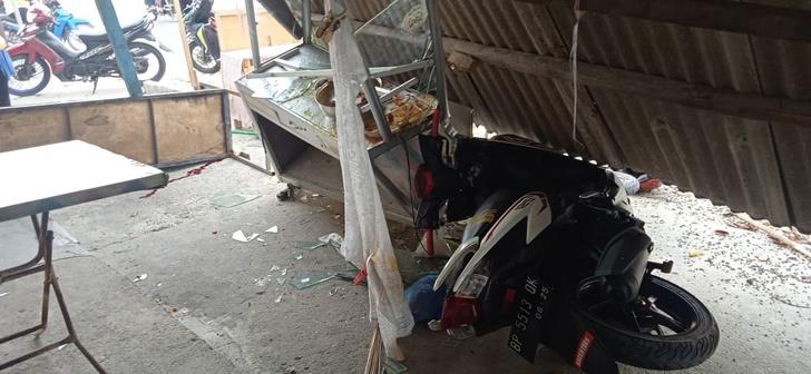 Kecelakaan Tunggal Pengendara Sepeda Motor, Tabrak Kedai Nasi, Lauk Berserakan Kecelakaan Tunggal Pengendara Sepeda Motor, Tabrak Kedai Nasi, Lauk Berserakan