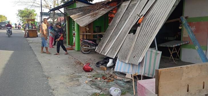 Kedai nasi Pak Suryanto, usai ditabrak pengendara sepeda motor