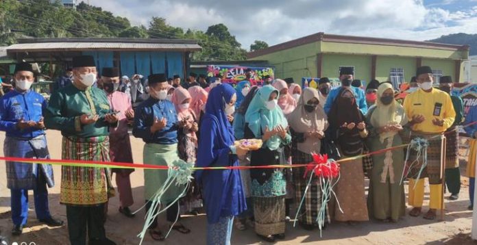 Ketua Tim Penggerak PKK saat meresmikan Stand Bazar MTQ TK KKA Ke VII, yang ditandai dengan pemotongan pita Ketua Tim Penggerak PKK, Heryana, saat meresmikan Stand Bazar MTQ TK KKA Ke VII, yang ditandai dengan pemotongan pita