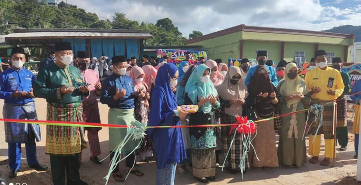 Ketua Tim Penggerak PKK, Heryana, saat meresmikan Stand Bazar MTQ TK KKA Ke VII, yang ditandai dengan pemotongan pita