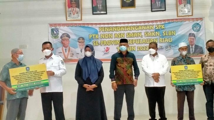 Penyerahan bantuan kepada Rumah Ibadah dan Yayasan