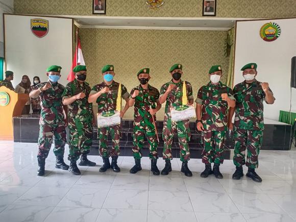 Dandim 0314/Inhil Pimpin Pelepasan Dua Anggota Pindah Satuan Dandim 0314/Inhil Pimpin Pelepasan Dua Anggota Pindah Satuan