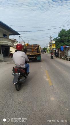 Truck pengangkut Tabung melintas di Jalan M Yani Karimun