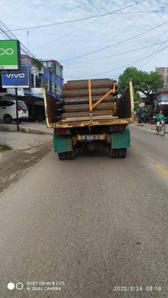 Sebuah Truck Pengangkut Tumpukan Tabung Oksigen Cemaskan Pengendara Lain Sebuah Truck Pengangkut Tumpukan Tabung Oksigen Cemaskan Pengendara Lain