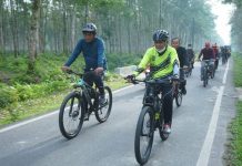 Bupati Asahan, H Surya terlihat gowes mengenakan pakaian kaos berwarna hijau