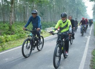 Bupati Asahan, H Surya terlihat gowes mengenakan pakaian kaos berwarna hijau