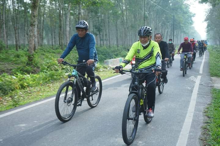 Bupati Asahan, H Surya terlihat gowes mengenakan pakaian kaos berwarna hijau