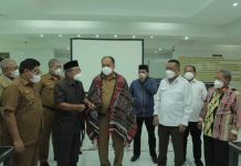 Wakil Bupati Asahan Dipakaikan Ulos oleh Ketua Badan Anggaran DPRD Provinsi Sumatera Utara