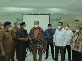Wakil Bupati Asahan Dipakaikan Ulos oleh Ketua Badan Anggaran DPRD Provinsi Sumatera Utara