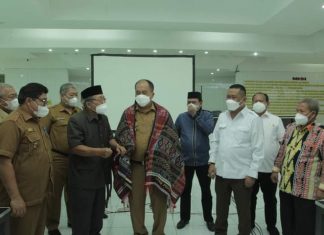 Wakil Bupati Asahan Dipakaikan Ulos oleh Ketua Badan Anggaran DPRD Provinsi Sumatera Utara
