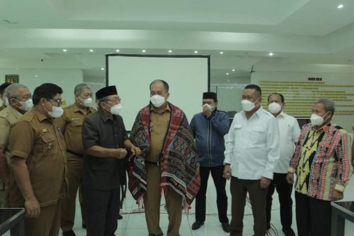 Wakil Bupati Asahan Dipakaikan Ulos oleh Ketua Badan Anggaran DPRD Provinsi Sumatera Utara