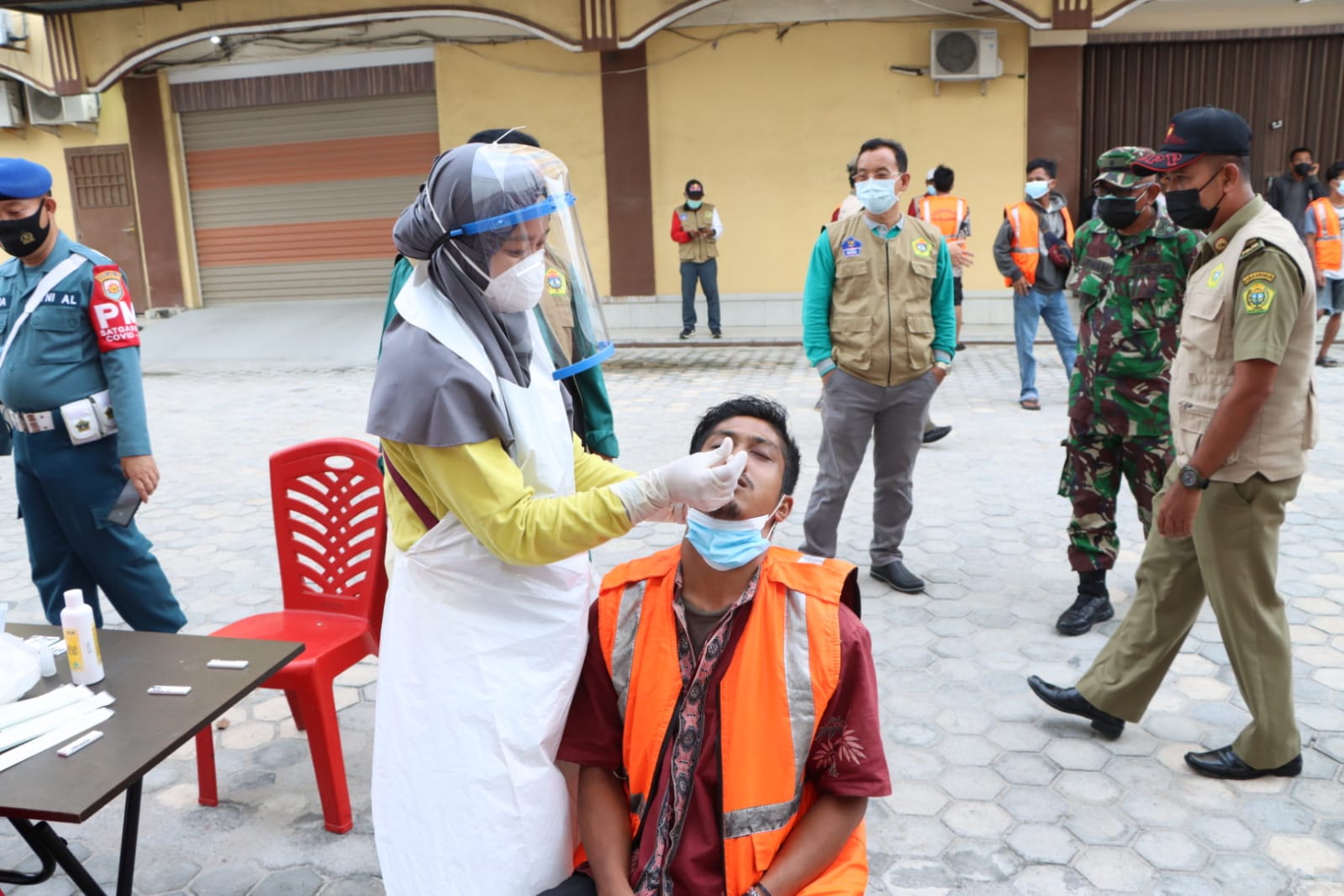 Kapolres Karimun Temukan Banyak Pelanggar Disiplin Protokol Kesehatan, 9 Orang Reaktif Rapid Antigen Kapolres Karimun Temukan Banyak Pelanggar Disiplin Protokol Kesehatan, 9 Orang Reaktif Rapid Antigen