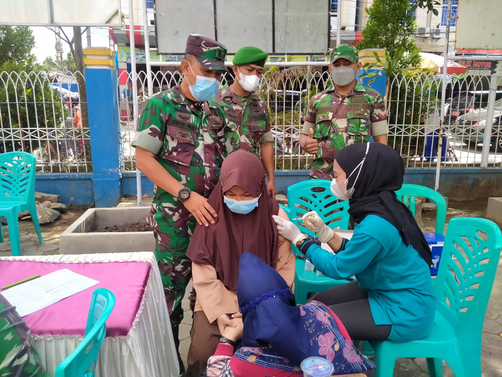 Kodim 0314/Inhil Sasar Vaksinasi Bagi Siswa SD 004 dan Masyarakat Umum Kodim 0314/Inhil Sasar Vaksinasi Bagi Siswa SD 004 dan Masyarakat Umum