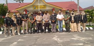 Aparat gabungan, foto bersama usai melakukan razia