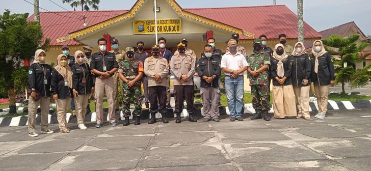 Aparat gabungan, foto bersama usai melakukan razia