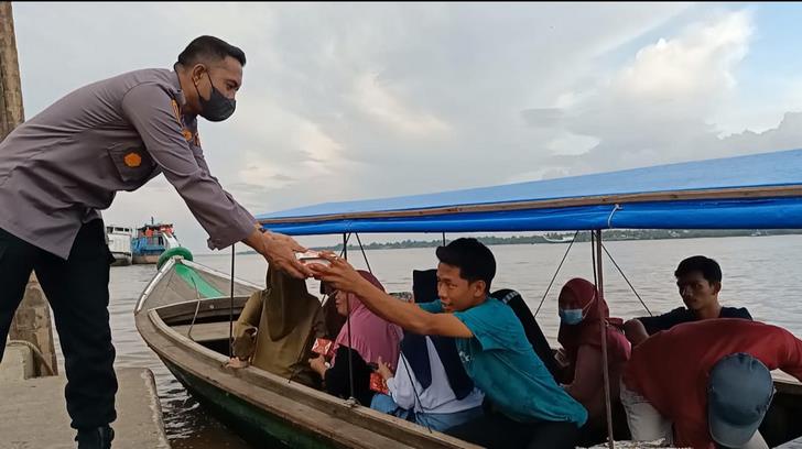 Polsek KSKP Tembilahan Berbagi Di Penyeberangan Enok, Penumpang Dan Penambang Kebagian Takjil Polsek KSKP Tembilahan Berbagi Di Penyeberangan Enok, Penumpang Dan Penambang Kebagian Takjil