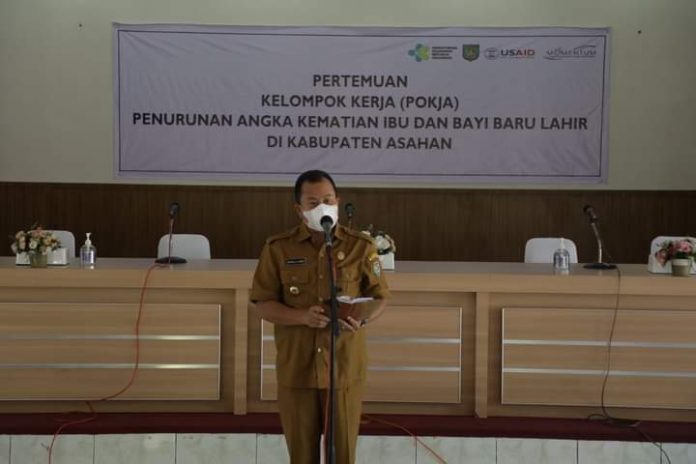 Bupati Asahan yang diwakili oleh Asisten Perekonomian dan Pembangunan menyampaikan pidatonya pada pembukaan Pertemuan POKJA Kabupaten Asahan Bupati Asahan yang diwakili oleh Asisten Perekonomian dan Pembangunan menyampaikan pidatonya pada pembukaan Pertemuan POKJA Kabupaten Asahan