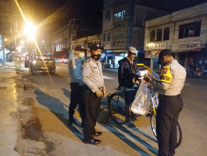 Polsek Tembilahan Berbagi Sahur ke Masyarakat dan Tukang Becak