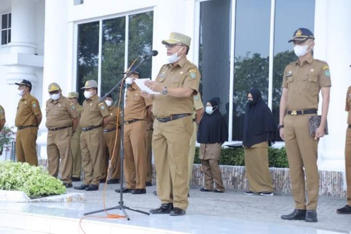 Usai Apel Gabungan Sekdakab Asahan serahkan SK kenaikan pangkat periode 1 April 2022 kepada para PNS sebagai suatu apresiasi atas kinerja dan loyalitas yang baik. Usai Apel Gabungan Sekdakab Asahan serahkan SK kenaikan pangkat periode 1 April 2022 kepada para PNS sebagai suatu apresiasi atas kinerja dan loyalitas yang baik.