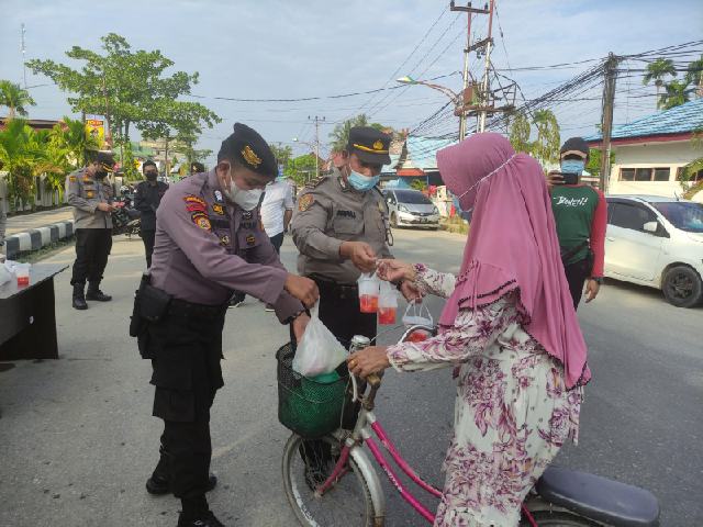 Ramadhan Hari Ke 2, Polres Inhil Berbagi Takjil Gratis Bagi Pengguna Jalan