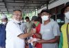 Kadis Lingkungan Hidup Kabupaten Asahan menyerahkan bantuan secara simbolis kepada Petugas Kebersihan Dinas Lingkungan Hidup Kabupaten Asahan