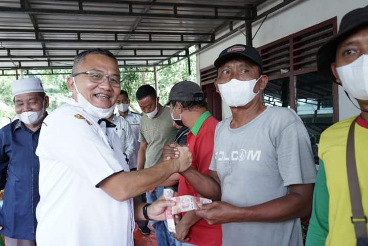 Kadis Lingkungan Hidup Kabupaten Asahan menyerahkan bantuan secara simbolis kepada Petugas Kebersihan Dinas Lingkungan Hidup Kabupaten Asahan