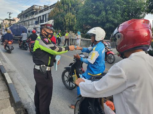 Bentuk Kepedulian Kepada Masyarakat, Satlantas Polres Karimun Berbagi Takjil Gratis