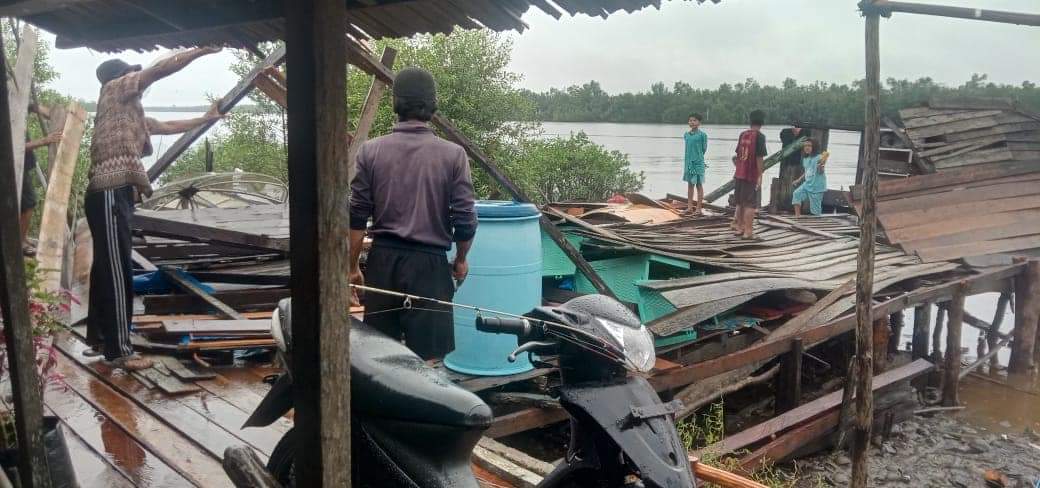 4 Rumah Roboh Akibat Diterpa Angin Kencang Di Enok