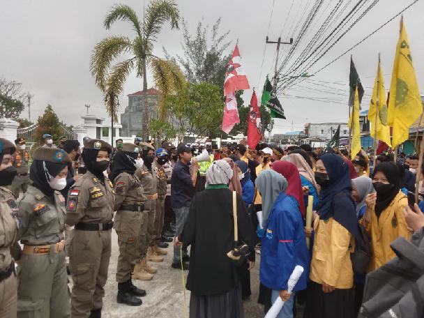 Aksi Mahasiswa Demo di Depan Kantor DPRD Inhil Aksi Mahasiswa Demo di Depan Kantor DPRD Inhil