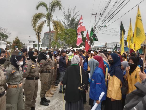 Aksi Mahasiswa Demo di Depan Kantor DPRD Inhil