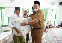 Wakil Bupati Asahan serahkan bantuan Kipas Blower dan Uang Tunai Rp. 2 Juta kepada pengurus BKM Mesjid Amaliah Sidodadi