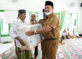 Wakil Bupati Asahan serahkan bantuan Kipas Blower dan Uang Tunai Rp. 2 Juta kepada pengurus BKM Mesjid Amaliah Sidodadi