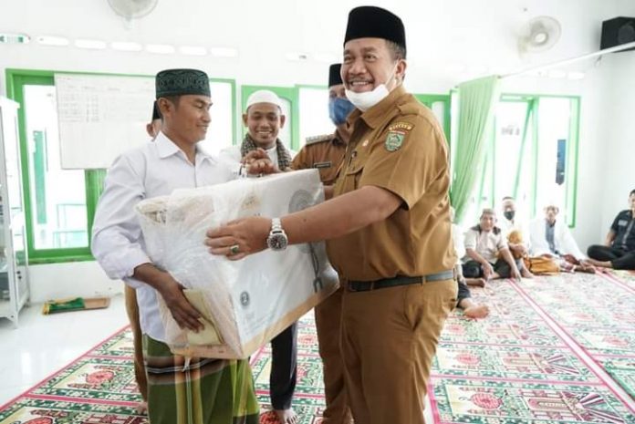 Wakil Bupati Asahan serahkan bantuan Kipas Blower dan Uang Tunai Rp. 2 Juta kepada pengurus BKM Mesjid Amaliah Sidodadi Wakil Bupati Asahan serahkan bantuan Kipas Blower dan Uang Tunai Rp. 2 Juta kepada pengurus BKM Mesjid Amaliah Sidodadi