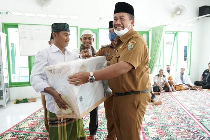 Wakil Bupati Asahan serahkan bantuan Kipas Blower dan Uang Tunai Rp. 2 Juta kepada pengurus BKM Mesjid Amaliah Sidodadi