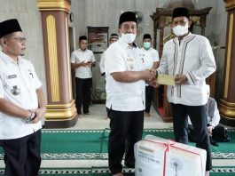 Wakil Bupati Asahan dalam Kunjungan Safari Ramadhan ke Mesjid Syuhada, Desa Sipaku Area Kecamatan Simpang Empat memberikan Bantuan Kipas Blower dan Uang tunai sebesar 2 juta Rupiah