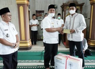 Wakil Bupati Asahan dalam Kunjungan Safari Ramadhan ke Mesjid Syuhada, Desa Sipaku Area Kecamatan Simpang Empat memberikan Bantuan Kipas Blower dan Uang tunai sebesar 2 juta Rupiah