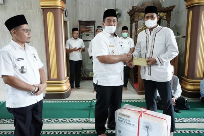 Wakil Bupati Asahan dalam Kunjungan Safari Ramadhan ke Mesjid Syuhada, Desa Sipaku Area Kecamatan Simpang Empat memberikan Bantuan Kipas Blower dan Uang tunai sebesar 2 juta Rupiah