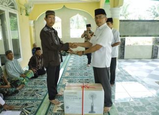 Bupati Asahan yang diwakili oleh Kadis Kominfo Kabupaten Asahan memberikan bingkisan berupa kipas angin dan uang tunai kepada BKM Masjid Nurul Huda sekaligus santunan kepada Anak Yatim dan Kaum Dhuafa