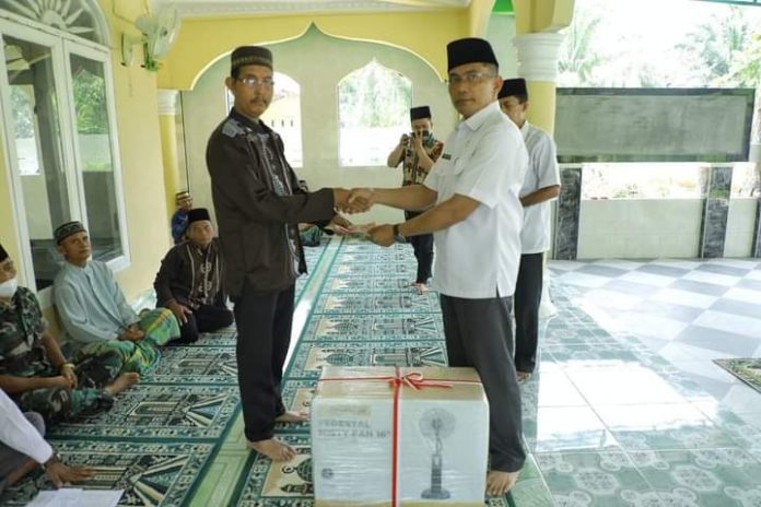 Bupati Asahan yang diwakili oleh Kadis Kominfo Kabupaten Asahan memberikan bingkisan berupa kipas angin dan uang tunai kepada BKM Masjid Nurul Huda sekaligus santunan kepada Anak Yatim dan Kaum Dhuafa