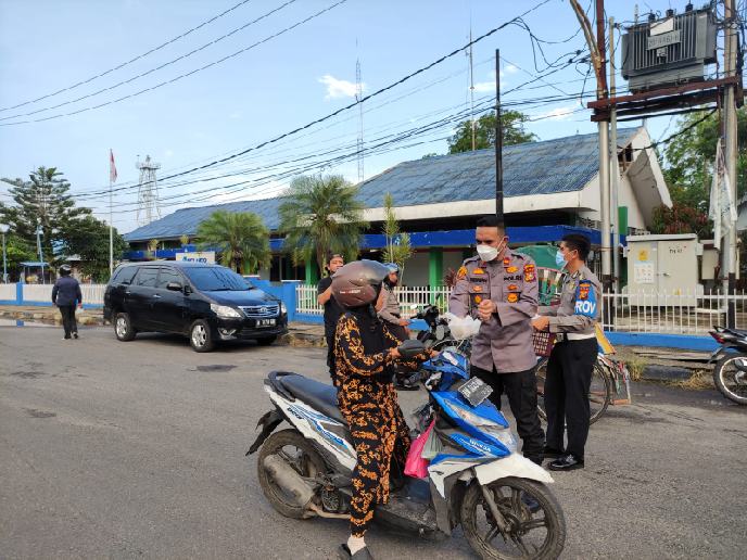 Kapolsek Kawasan Pelabuhan Saat Membagikan Takjil Gratis