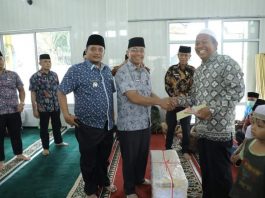 Bupati Asahan diwakili Kadis Kominfo Kabupaten Asahan bersama Camat Kota Kisaran Timur menyerahkan bantuan kepada BKM Masjid Nurul Arif