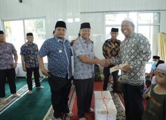 Bupati Asahan diwakili Kadis Kominfo Kabupaten Asahan bersama Camat Kota Kisaran Timur menyerahkan bantuan kepada BKM Masjid Nurul Arif