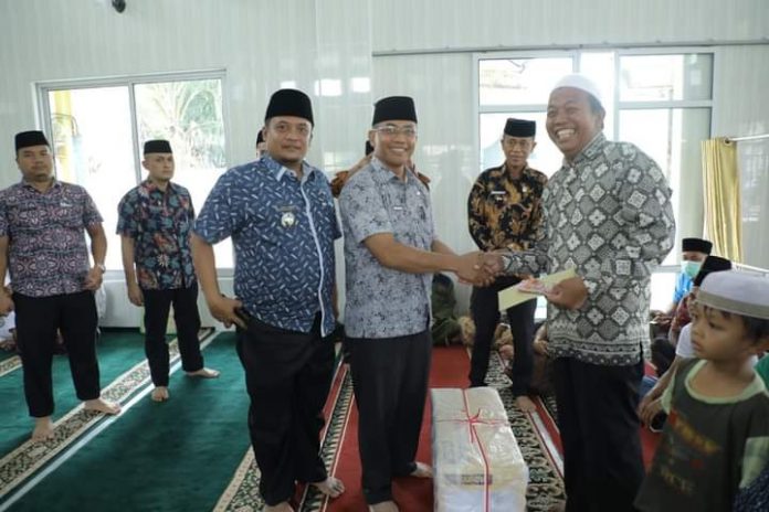 Bupati Asahan diwakili Kadis Kominfo Kabupaten Asahan bersama Camat Kota Kisaran Timur menyerahkan bantuan kepada BKM Masjid Nurul Arif