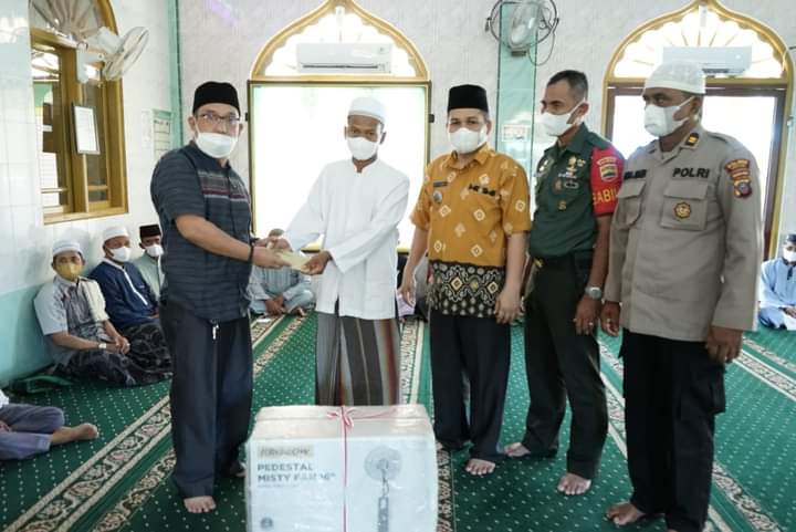 Penyerahan Bantuan Kepada BKM Mesjid Nurul Ikhlas oleh Wakil Bupati Asahan yang diwakili oleh Kabid Komunikasi Media Cetak dan Elektronik Dinas Kominfo Kabupaten Asahan