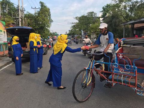 Persatuan Istri Karyawan Karyawati (PIKK) PLN ULP Tembilahan Bagikan Takjil Gratis Bagi Pengguna Jalan